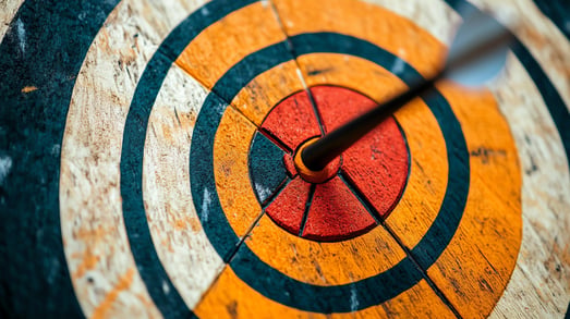 Arrow hitting bullseye on target symbolizing precise lead scoring to improve sales conversion and prioritization.